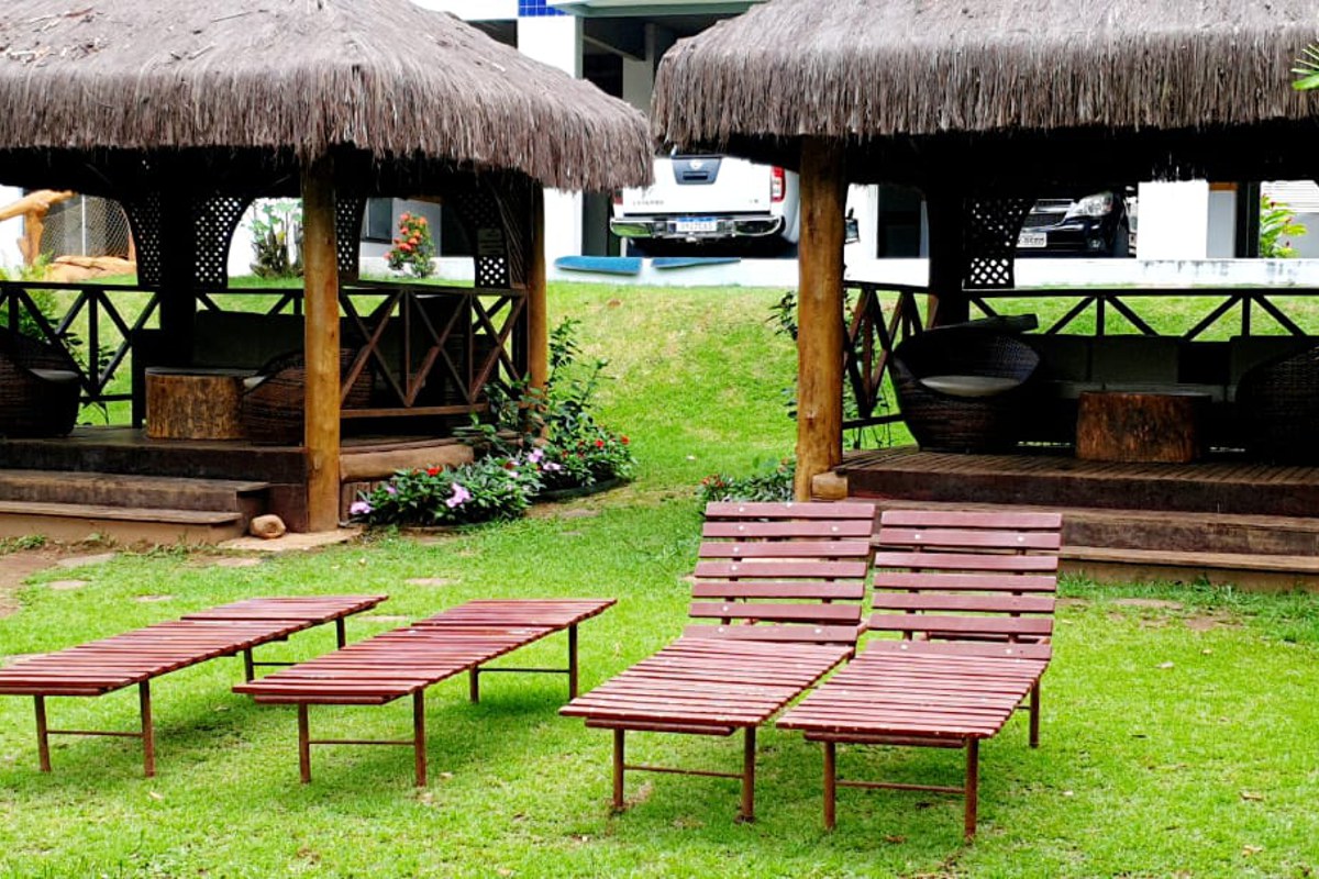 Quiosques e espreguiçadeiras nos jardins do condomínio