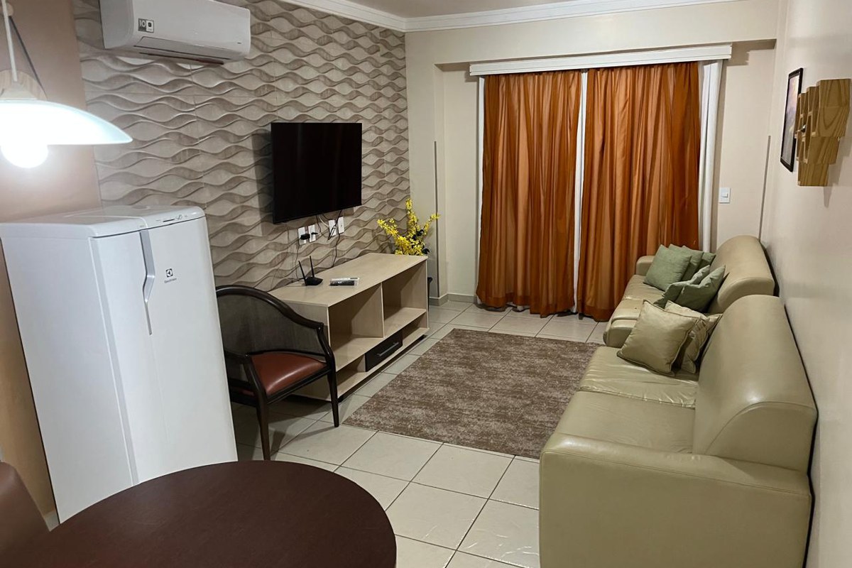 Sala de estar do apartamento 719-B, com sofá e televisão